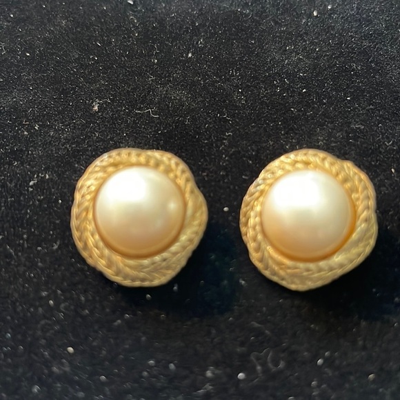 Jewelry - VINTAGE Pearl Dome Clip On Earrings